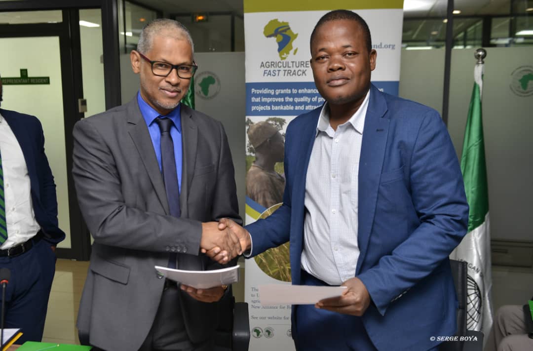 Agriculteurs recevant du matériel