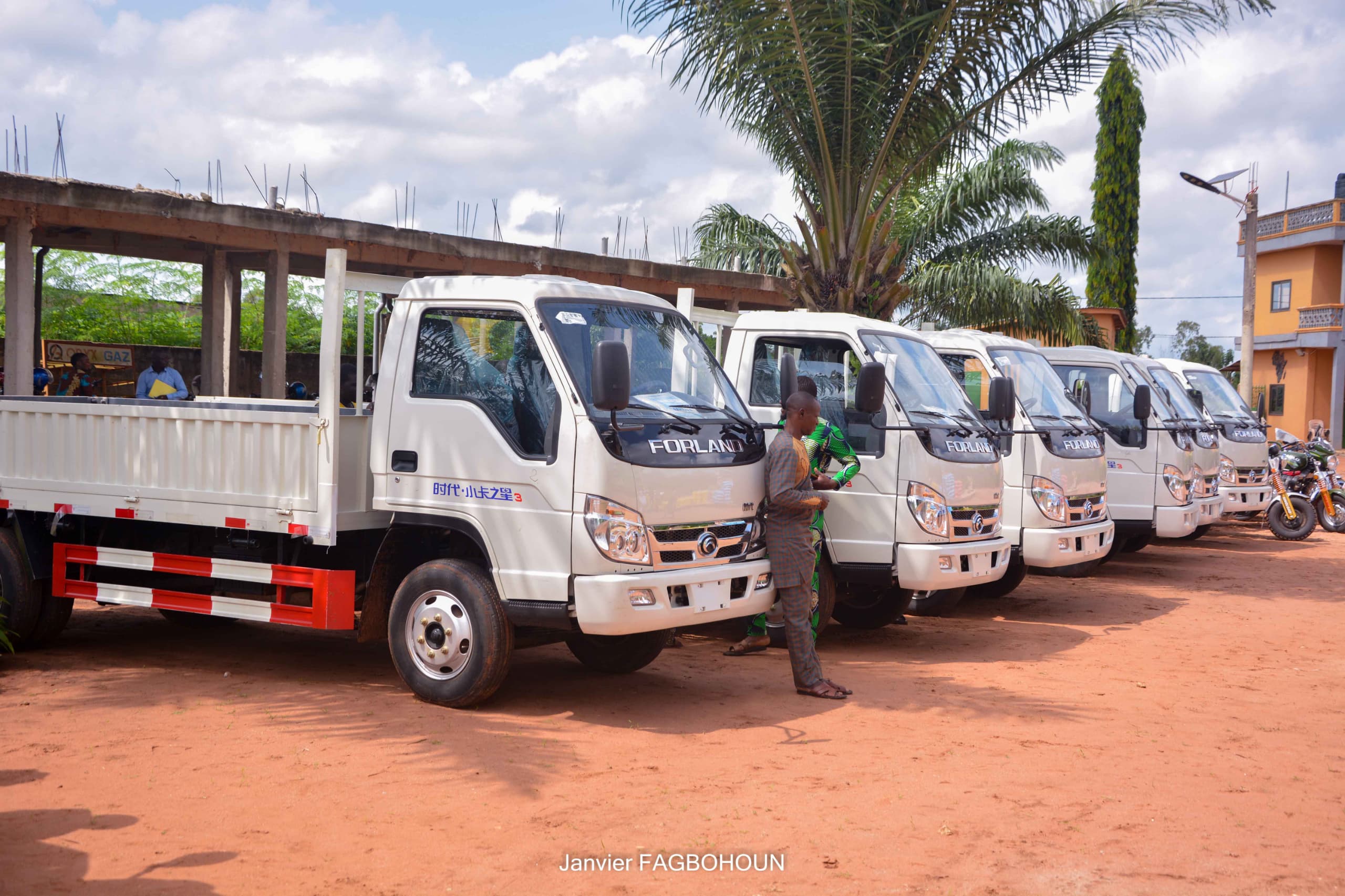 Agriculteurs recevant du matériel
